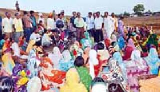 Work on sunset: Do not fall on 100 rupees | भर उन्हात काम : पडत नाही १०० रूपये रोजी Work on sunset: Do not fall on 100 rupees | भर उन्हात काम : पडत नाही १०० रूपये रोजी