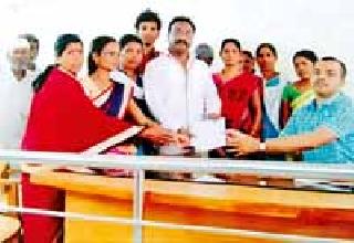 The sufferers should get a secondary copy of the bandages | पूरपीडितांना पट्ट्यांची दुय्यम प्रत मिळावी The sufferers should get a secondary copy of the bandages | पूरपीडितांना पट्ट्यांची दुय्यम प्रत मिळावी