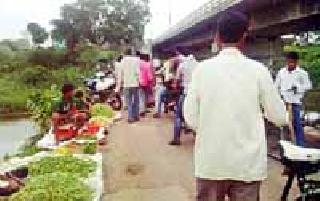 Weekly market fills the streets | आठवडी बाजार भरतो रस्त्यावर Weekly market fills the streets | आठवडी बाजार भरतो रस्त्यावर