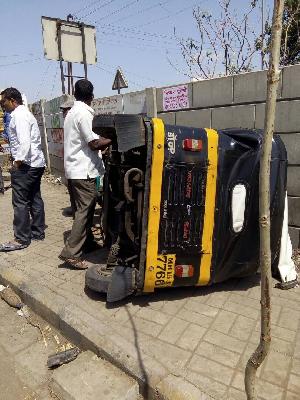 Accident on Tapovan road; She hurt | तपोवन रस्त्यावर अपघात; तीघे जखमी