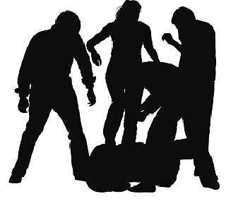 Climbing the climax, climbing two groups in the group | वाळू उचलण्यावरुन दोन गटात हाणामारी Climbing the climax, climbing two groups in the group | वाळू उचलण्यावरुन दोन गटात हाणामारी