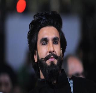Ranveer hurt on set of Padmavati | पद्मावतीच्या सेटवर रणवीरला दुखापत Ranveer hurt on set of Padmavati | पद्मावतीच्या सेटवर रणवीरला दुखापत