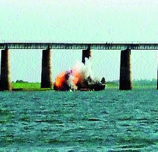 Destroying 15 bogies of illegal sandstorm | बेकायदा वाळूउपशाच्या १५ बोटी उद्ध्वस्त Destroying 15 bogies of illegal sandstorm | बेकायदा वाळूउपशाच्या १५ बोटी उद्ध्वस्त