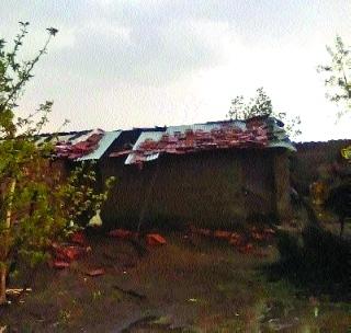 Home loss due to the storm at Rajnapur, Khinkhini | राजनापूर, खिनखिनी येथे वादळामुळे घरांचे नुकसान