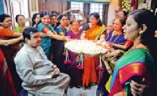 The crowd in the castle, waved with 60 lamps | वाड्यावर गर्दी, ६० दिव्यांनी ओवाळले The crowd in the castle, waved with 60 lamps | वाड्यावर गर्दी, ६० दिव्यांनी ओवाळले