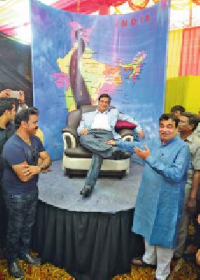 Gadkari comes out of the wax | मेणातून साकारले गडकरी Gadkari comes out of the wax | मेणातून साकारले गडकरी