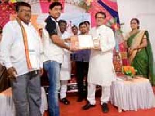 Women start small enterprises | महिलांनी लघु उद्योग सुरू करावे Women start small enterprises | महिलांनी लघु उद्योग सुरू करावे