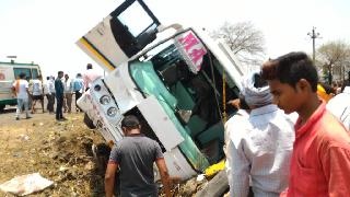 The private bus took off, four killed | खासगी बस उलटली, चार ठार The private bus took off, four killed | खासगी बस उलटली, चार ठार
