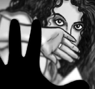 14 youths molested | 14 तरुणांकडून तरुणीचा विनयभंग 14 youths molested | 14 तरुणांकडून तरुणीचा विनयभंग