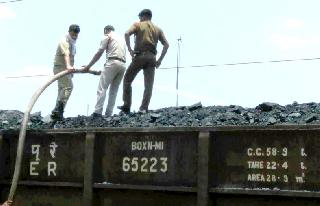 Coal wagon fire again at Pulgaon railway station | पुलगाव रेल्वे स्थानकावर कोळसा वॅगनला पुन्हा आग Coal wagon fire again at Pulgaon railway station | पुलगाव रेल्वे स्थानकावर कोळसा वॅगनला पुन्हा आग