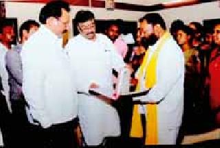 Do not homeless to slum dwellers | झोपडपट्टीधारकांना बेघर करू नका