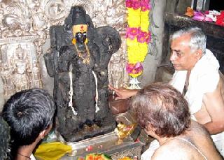 District Collector inspected Kali Ambabai idol | जिल्हाधिकाऱ्यांनी केली अंबाबाई मूर्तीची पाहणी District Collector inspected Kali Ambabai idol | जिल्हाधिकाऱ्यांनी केली अंबाबाई मूर्तीची पाहणी