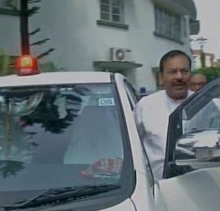 Minister refuses to delete car's red light | गाडीवरील लाल दिवा हटवण्यास मंत्र्याचा नकार Minister refuses to delete car's red light | गाडीवरील लाल दिवा हटवण्यास मंत्र्याचा नकार