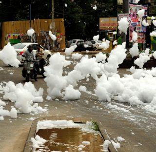 After the heavy rains in Bangalore, "Chemical" snowfall | बंगळुरुत मुसळधार पावसानंतर "केमिकल" बर्फवृष्टी