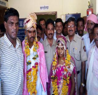 As the second matchlong starts, a bone crash will start | दुसरे मंगलाष्टक सुरू होताच व-हाडात तुंबळ हाणामारी