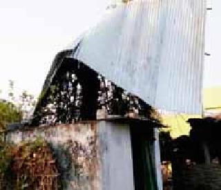 Large dams in the district due to the storm | वादळामुळे जिल्ह्यात मोठे नुकसान Large dams in the district due to the storm | वादळामुळे जिल्ह्यात मोठे नुकसान