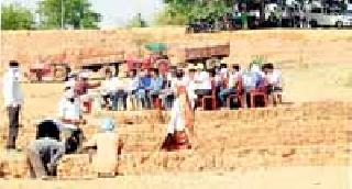 And ... the meeting took place in the summer by the District Collector | अन्...उन्हात जिल्हाधिकाऱ्यांनी घेतली बैठक And ... the meeting took place in the summer by the District Collector | अन्...उन्हात जिल्हाधिकाऱ्यांनी घेतली बैठक