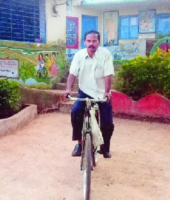 Alive Guruji is giving message of fuel savings | आळवेतील गुरुजी देत आहेत इंधन बचतीचा संदेश Alive Guruji is giving message of fuel savings | आळवेतील गुरुजी देत आहेत इंधन बचतीचा संदेश