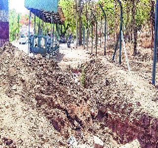 Dosing for widening is dangerous | रुंदीकरणासाठीची खोदाई धोकादायक Dosing for widening is dangerous | रुंदीकरणासाठीची खोदाई धोकादायक