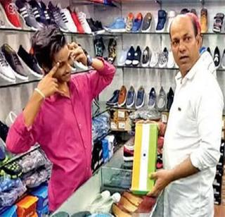 The soldier arrested in a triangular box | तिरंग्याच्या बॉक्समध्ये चपला विकणाऱ्याला अटक The soldier arrested in a triangular box | तिरंग्याच्या बॉक्समध्ये चपला विकणाऱ्याला अटक