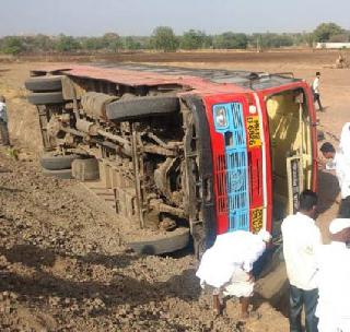 13 passengers injured due to SS flutter in Bhoyare gang | भोयरे गांगर्डात एस टी पलटी झाल्याने १३ प्रवाशी जखमी 13 passengers injured due to SS flutter in Bhoyare gang | भोयरे गांगर्डात एस टी पलटी झाल्याने १३ प्रवाशी जखमी