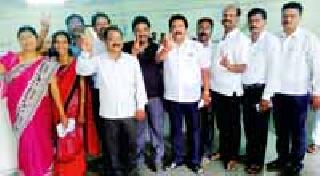 Action clash between two groups of teachers | शिक्षकांच्या दोन गटांमध्ये हाणामारी Action clash between two groups of teachers | शिक्षकांच्या दोन गटांमध्ये हाणामारी