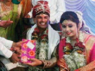 Instead of gifts, instead of gifts, | इतर भेटवस्तूऐवजी नवरदेवाला पुस्तकांचा अहेर