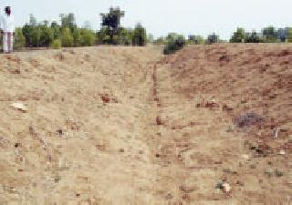 Poor state of the canal canal | ओवारा कालव्याची दयनीय अवस्था Poor state of the canal canal | ओवारा कालव्याची दयनीय अवस्था