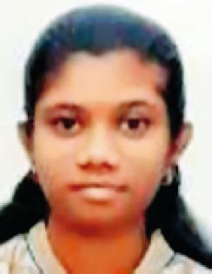 Twelve-female rural women shine | बारावीत ग्रामीण विद्यार्थिनी चमकल्या