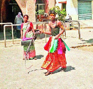 Traditional portraves neglected in modern times | आधुनिक काळात पारंपरिक पोतराज उपेक्षित Traditional portraves neglected in modern times | आधुनिक काळात पारंपरिक पोतराज उपेक्षित