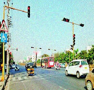 The roads are still steeped in the rules | रस्ते प्रशस्त तरीही नियमांची पायमल्ली The roads are still steeped in the rules | रस्ते प्रशस्त तरीही नियमांची पायमल्ली