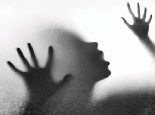 The charges against the policeman for raping a woman in a running train | धावत्या ट्रेनमध्ये महिलेवर बलात्कार केल्याचा पोलिसावर आरोप The charges against the policeman for raping a woman in a running train | धावत्या ट्रेनमध्ये महिलेवर बलात्कार केल्याचा पोलिसावर आरोप