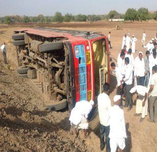 In Ahmednagar, one person was killed and 13 others injured | अहमदनगरमध्ये एसटीचा अपघात, 13 जण जखमी