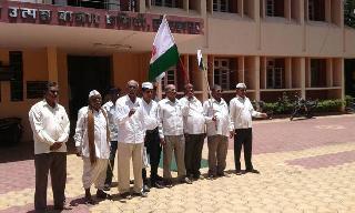 Raghunadad's supporters attacked Kolhapur market committee | कोल्हापूर बाजार समितीत रघुनाथदादांचे समर्थक आक्रमक Raghunadad's supporters attacked Kolhapur market committee | कोल्हापूर बाजार समितीत रघुनाथदादांचे समर्थक आक्रमक