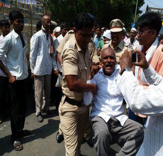 Right now, by the Farmers Workers Party, Rastaroko | अमळनेरात शेतकरी कामगार पक्षातर्फे रास्तारोको