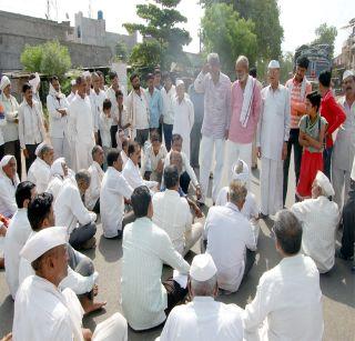 Kiggaon Farmer: Stop the way | किनगावात शेतक:यांचा रास्ता रोको