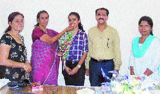 Rainy show of 12th pass | बारावी उत्तीर्णांवर कौतुकाचा वर्षाव