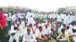 Stop the way to angry farmers | संतप्त शेतकऱ्यांचा रास्ता रोको Stop the way to angry farmers | संतप्त शेतकऱ्यांचा रास्ता रोको