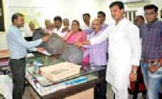 Visit to the Executive Engineer | कार्यकारी अभियंत्याला घागर भेट Visit to the Executive Engineer | कार्यकारी अभियंत्याला घागर भेट