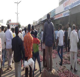 VIDEO: Farmer leader Jayajiva Suryavanshi assaulted businessmen | VIDEO :शेतकरी नेते जयाजीराव सूर्यवंशी यांना व्यापा-यांची मारहाण