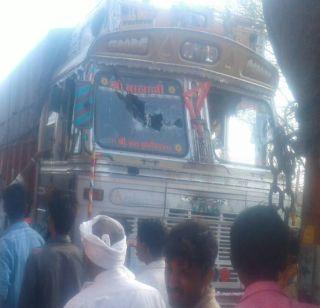 VIDEO: Violent turn of the strike of the farmer, violation of vehicles | VIDEO : शेतक-यांच्या संपाला हिंसक वळण, वाहनांची तोडफोड