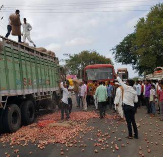 Farmer's Contact: Vegetable arrivals in market places decreased | शेतकरी संप : बाजार पेठांमध्ये भाज्यांची आवक घटली Farmer's Contact: Vegetable arrivals in market places decreased | शेतकरी संप : बाजार पेठांमध्ये भाज्यांची आवक घटली