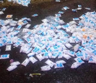 VIDEO: Vegetable poured on the street, 700 to 800 liters of milk bags were thrown | VIDEO : भाजीपाला रस्त्यावर ओतला, ७०० ते ८०० लिटर दुधाच्या पिशव्या फेकल्या VIDEO: Vegetable poured on the street, 700 to 800 liters of milk bags were thrown | VIDEO : भाजीपाला रस्त्यावर ओतला, ७०० ते ८०० लिटर दुधाच्या पिशव्या फेकल्या