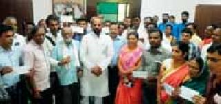 Project workers should develop farming business through farming money | प्रकल्पग्रस्तांनी शेतीच्या पैशातून शेतीपूरक व्यवसाय उभारावा Project workers should develop farming business through farming money | प्रकल्पग्रस्तांनी शेतीच्या पैशातून शेतीपूरक व्यवसाय उभारावा