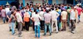 Stop work done by local unemployed | स्थानिक बेरोजगारांनी पाडले काम बंद