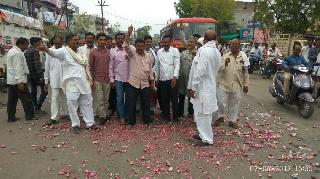 Prohibition of throwing onion after statue | मूर्तिजापुरात कांदा फेकून केला निषेध Prohibition of throwing onion after statue | मूर्तिजापुरात कांदा फेकून केला निषेध