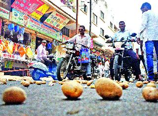 Sacrifice accumulated; Recent Locations | बळीराजा एकवटला; शहरवासीयांचे हाल Sacrifice accumulated; Recent Locations | बळीराजा एकवटला; शहरवासीयांचे हाल
