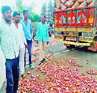 Trains to Mumbai were blocked | मुंबईकडे जाणाऱ्या गाड्या अडवल्या Trains to Mumbai were blocked | मुंबईकडे जाणाऱ्या गाड्या अडवल्या