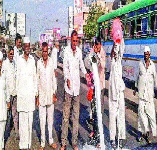 Support the pouring of milk | दूध ओतून संपास पाठिंबा Support the pouring of milk | दूध ओतून संपास पाठिंबा