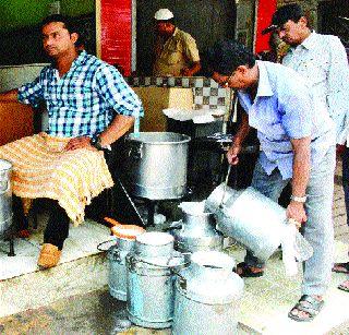 Thane is getting 40 percent milk | ठाण्यात जाणवतोय ४० टक्के दूधतुटवडा Thane is getting 40 percent milk | ठाण्यात जाणवतोय ४० टक्के दूधतुटवडा